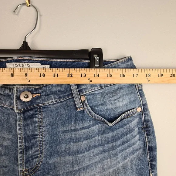 Torrid Jean Shorts Womens 14 Blue Denim Button Fly Frayed Raw Hem Stretch - Picture 2 of 9
